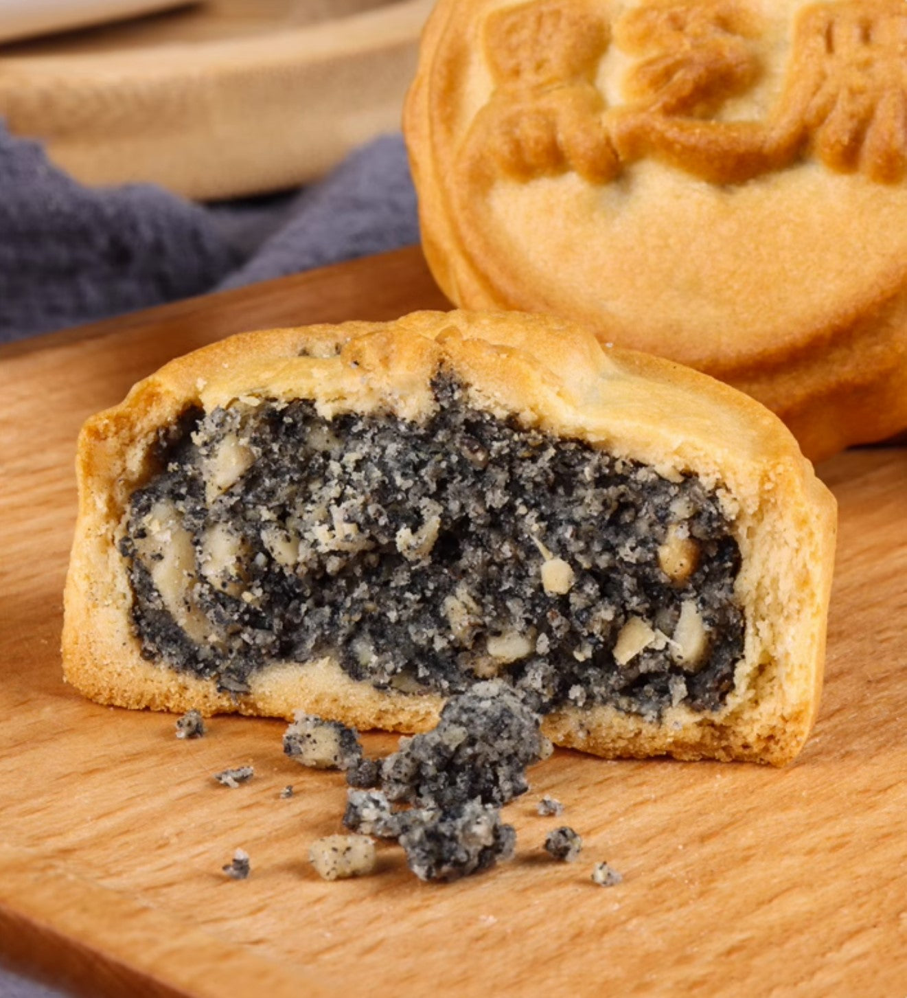 Black sesame crispy mooncakes (pack of 4)